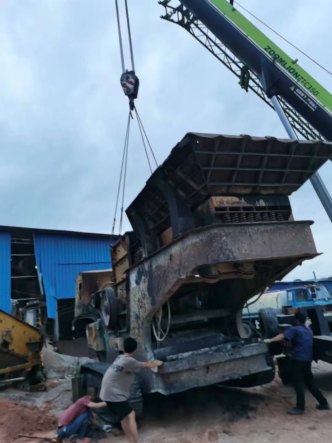 大小吊車(chē)出租機(jī)器安裝就位